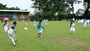 Anak-anak pra sejahtera mengikuti pelatihan sepak bola YKK Asia Group Kids Footbal Clinic  di Ciputat, Tangerang Selatan, Sabtu (7/10). Kegiatan yang menginjak tahun ketiga diikuti 288 anak. (Liputan6.com/Fery Pradolo)