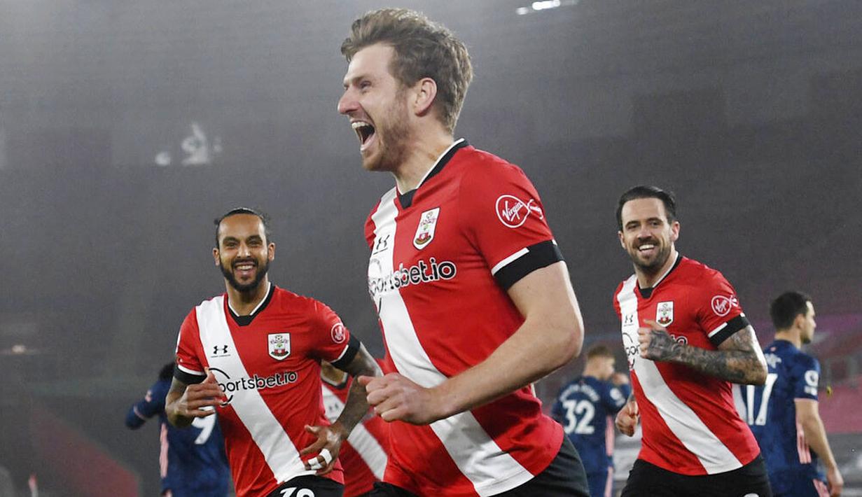 Pemain Southampton, Stuart Armstrong, melakukan selebrasi usai mencetak gol ke gawang Arsenal pada laga Liga Inggris di Stadion St Mary, Selasa (26/1/2021). Arsenal menang dengan skor 3-1. (Andy Rain/Pool via AP)