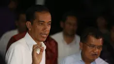 Didampingi Wakil Presiden Jusuf Kalla, Presiden Jokowi menggelar konferensi pers soal kabinet di Istana Merdeka, Jakarta, Kamis (23/10/2014). (Liputan6.com/Herman Zakharia)