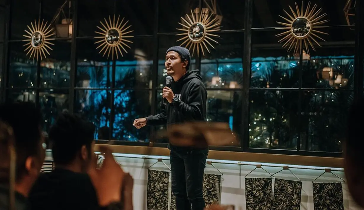 Dono Pradana sendiri merupakan Komika yang berasal dari Surabaya. Tidak heran bahwa ia pun memiliki aksen khas Surabaya yang kental. Apalagi konten 'Bondo Wani' miliknya memang kerap membahas seputaran Surabaya. (Liputan/IG/@donopradana)