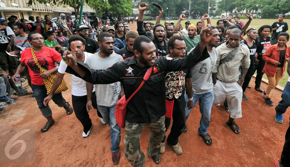 Ratusan mahasiswa Aliansi Mahasiswa Papua (AMP) menari sambil berteriak di lapangan Sahabara Polda Metro, Jakarta, Selasa (1/12/2015). Mereka menunggu ratusan kawan mereka yang diamankan Polisi. (Liputan6.com/Yoppy Renato)