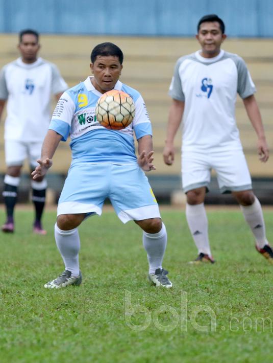 Aksi mantan Pemain Persija, Francis Wewengkang mengontrol bola saat melawan tim PSSI Pers pada laga persahabatan di Stadion Soematri Brojonegoro, Jakarta (19/4/2017). Pertandingan ini untuk meramaikan HUT PSSI ke-87. (Bola.com/Nicklas Hanoatubun)