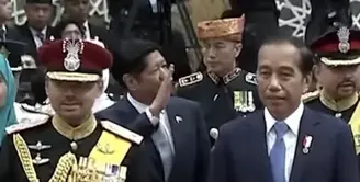 Memasuki istana tempat resepsi pernikahan, Presiden Jokowi didampingi Crown Prince Pengiran Muhtadee billah bolkiah. Jokowi pun tampak mengenakan busana formal. [Youtube/@RTBgo]