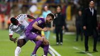 Gelandang Real Madrid Toni Kroos mendapat pengawalan dari pemain Cultural Leonesa pada leg pertama babak 32 besar Copa del Rey di Reino de Leon, Leon, Rabu (26/10/2016). (AFP/Cesar Manso)