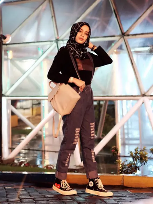 “Penampilan pada gaya hijab bisa terlihat sporty, kalian bisa memadukan sneakers seperti nike tetapi lebih menariknya lagi sneakers yang berbentuk wedges,” komentar Aghnia. (via instagram@aghniapunjabi/Bintang.com