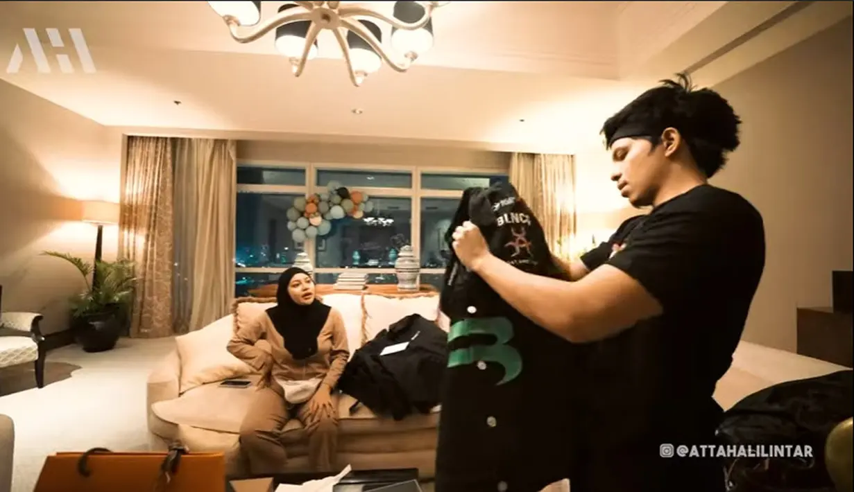 Atta Halilintar buka kado Ultah (Youtube/ AH)