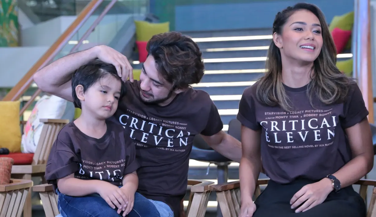 Saat melakukan konferensi pers di Plaza Indonesia, Jakarta Pusat, Jumat (5/5/2017), Reza menceritakan saat ia dan Adinia melakukan adegan berciuman. Menurutnya, semua berjalan dengan natural dan tak diulang-ulang. (Adrian Putra/Bintang.com)