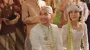 <p>Adinda Thomas dan Raka Akmal menikah dalam balutan busana pengantin Sunda. Pernikahan yang di gelar di The Tribata itu pun terasa hangat dan khidmat. [Foto: Instagram/thebridedept]</p>