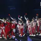 Parade atlet Indonesia saat upacara Penutupan Asian Games 2018 di Stadion Utama Gelora Bung Karno, Jakarta, Minggu (2/9). Mereka mengenakan jas hujan yang mengguyur Jakarta. (Liputan6.com/Helmi Fithriansyah)