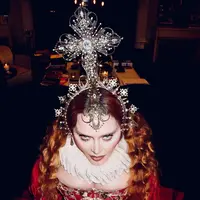 Untuk kesekian kalinya, Madonna memakai headpiece karya maestro aksesori Rinaldy Yunardi yang mengangkat teknik filigree khas Indonesia (Foto: Instargam @rinaldyyunardi)