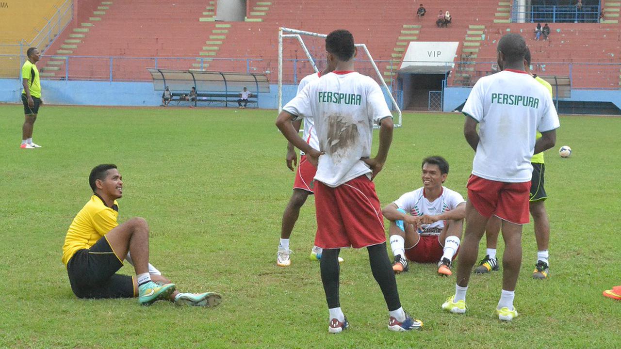 Hasyim Kipuw dan Ricardo Salampessy