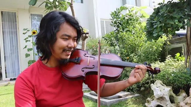 Gaya Santai Dodit Mulyanto di Rumah, Tampil Apa Adanya