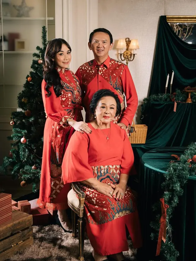 6 Potret Gaya Ahok dan Puput Nastiti di Perayaan Natal 2023, Berbatik Nuansa Merah