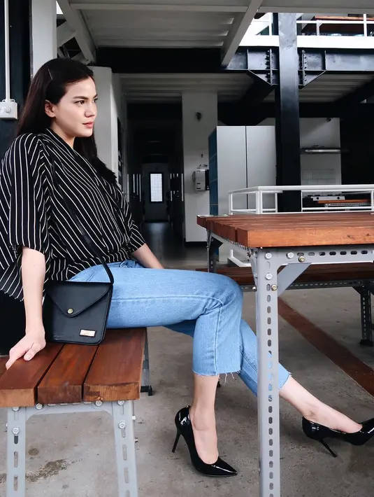 Alice masih gemar memakai celana jeans, dan kali ini ia memadukannya dengan blouse garis-garis berwarna hitam. Coba lihat, tampilannya masih seperti anak muda kan? (Instagram/alicenorin)