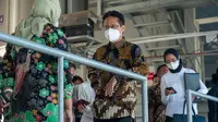 Menteri Kesehatan RI Budi Gunadi Sadikin meninjau fasilitas produksi bahan aktif anti oksidan Astaxanthin Evergen Resources di Kendal, Jawa Tengah pada Sabtu, 27 Agustus 2022. (Dok Kementerian Kesehatan RI)