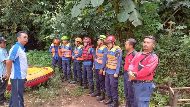 Anggota DPKP Kota Depok melakukan persiapan sebelum menyusuri sungai Ciliwung untuk membantu pencarian siswa yang hanyut di Curug Kembar, Kabupaten Bogor (Istimewa)