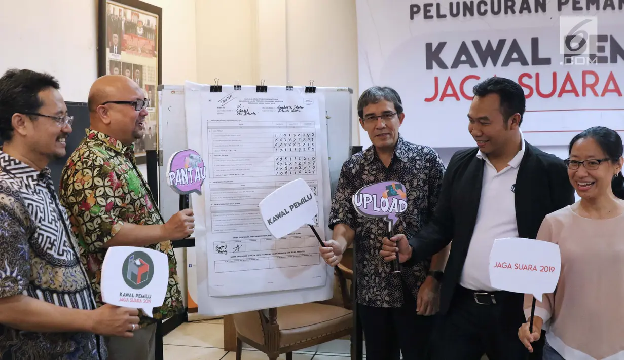 Peneliti Netgrit bersama Komisioner KPU Iham Saputra saat peluncuran situs Kawal Pemilu di Jakarta, (20/3). Netgrit mengajak warga mengawal Pemilu 2019 dengan mengupload foto hasil pemungutan suara ke www.kawalpemilu.org. (Liputan6.com/Helmi Fithriansyah)