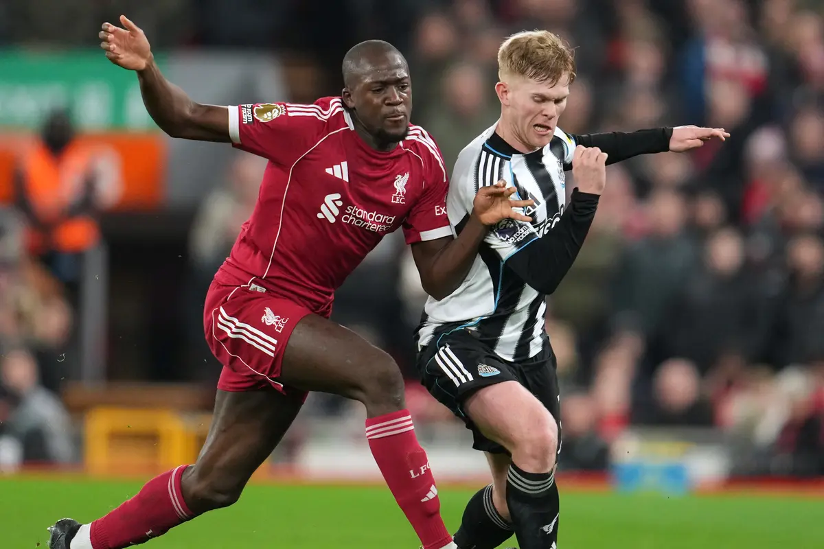 Ibrahima Konate (kiri) berusaha menghentikan laju Lewis Hall di laga Liverpool vs Newcastle di pekan ke-24 Liga Inggris 2025/2026 di Anfield, Minggu (01/02/2026) dini hari WIB.
