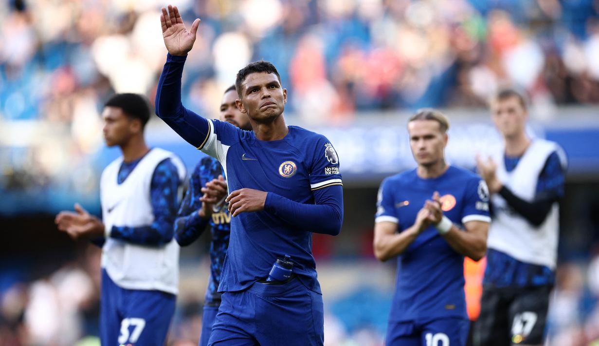 Bek Chelsea, Thiago Silva (tengah, sudah menginjak usia 38 tahun 10 bulan. Kendati demikian, dia masih menjadi salah satu pemain penting di skuat The Blues. Kendati berusia uzur, Silva belum tergantikan sebagai palang pintu Chelsea pada musim 2023/2024 ini. (AFP/Henry Nicholls)