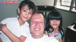 Saat bersama ayahnya dari Belanda, Mawar terlihat begitu bahagia. Momen kebersamaan Mawar saat kecil bersama sang ayah dan kakaknya bernama Budi ini berhasil curi perhatian. Netizen sudah terpesona dengan kecantikan Mawar saat masih di usia SD. (Liputan6.com/IG/mawar_eva)