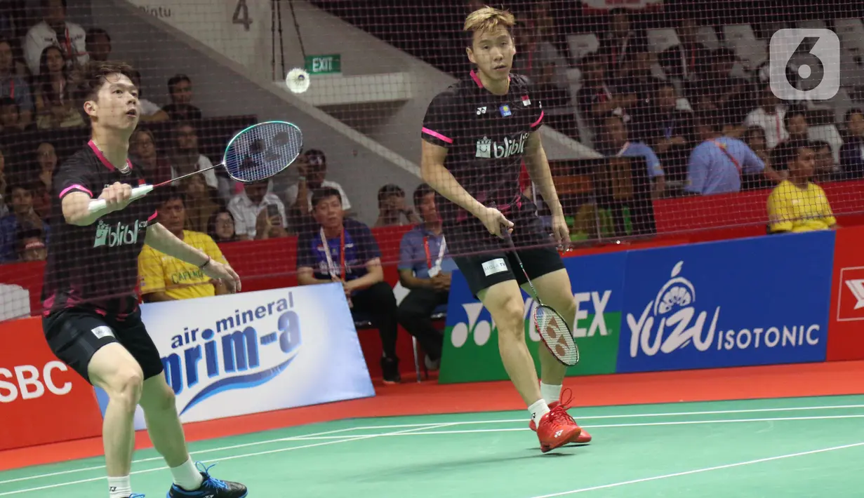 Pebulutangkis Indonesia, Kevin Sanjaya Sukamulio/Marcus Fernaldi Gideon saat melawan He Ji Ting/Tan Qiang (China) pada babak kedua ganda putra Indonesia Masters 2020 di Istora GBK, Jakarta, Kamis (16/1/2020). Kevin/Markus unggul 21-19 21-13. (Liputan6.com/Helmi Fithriansyah)