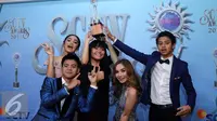 Para bintang sinetron Mermaid in Love usai menerima penghargaan sebagai Sinetron Paling Ngetop di SCTV Awards 2016. (Herman Zakharia/Liputan6.com)