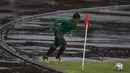 Gelandang Timnas Indonesia, Septian David Maulana, bersiap melakukan korner saat latihan di Stadion UKM, Selangor, Sabtu (19/8/2017). Latihan ini merupakan persiapan jelang laga SEA Games melawan Timor Leste. (Bola.com/Vitalis Yogi Trisna)