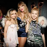 Rose BLACKPINK tampak hadiri after party MTV VMA 2022. Penampilan sederhananya dengan kaosan mencuri perhatian. (Instagram/mtv).