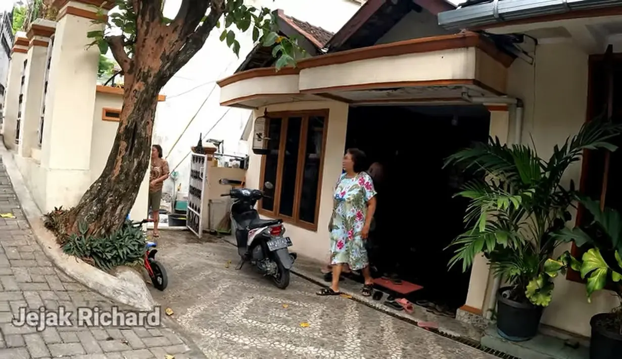 Potret sebelah kiri rumah Didi Kempot di sebuah pedesaan di Ngawi, Jawa Timur. Untuk masuk ke rumah Didi Kempot, jalanan menurun. [Youtube/Jejak Richard]