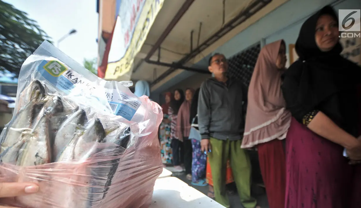 Warga antre membeli sembako murah dengan KJP di Pasar Blok G Tanah Abang, Jakarta, Selasa (11/12). Warga sangat antusias memanfaatkan KJP untuk membeli sembako murah karena harga yang lebih murah dari pasar. (Merdeka.com/Iqbal S. Nugroho)