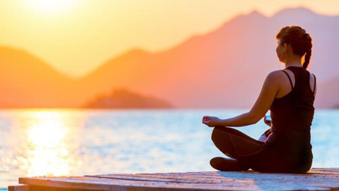 5 Gerakan Yoga Sangat Sederhana Untuk Melepas Stres ...