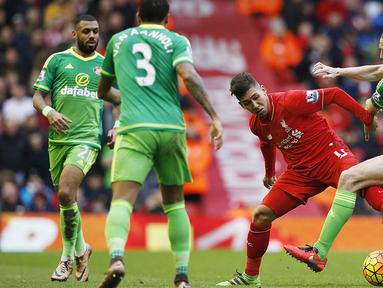 Gelandang Liverpool, Roberto Firmino, berusaha melewati hadangan bek Sunderland, John O'Shea, pada laga Liga Premier Inggris di Stadion Anfield, Sabtu (6/2/2016). Kedua tim bermain imbang 2-2. (Reuters/Phil Noble)