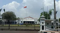 Gedung Pakuan di Jalan Otista, Kota Bandung merupakan rumah dinas Gubernur Jawa Barat Ridwan Kamil. (Liputan6.com/Huyogo Simbolon)