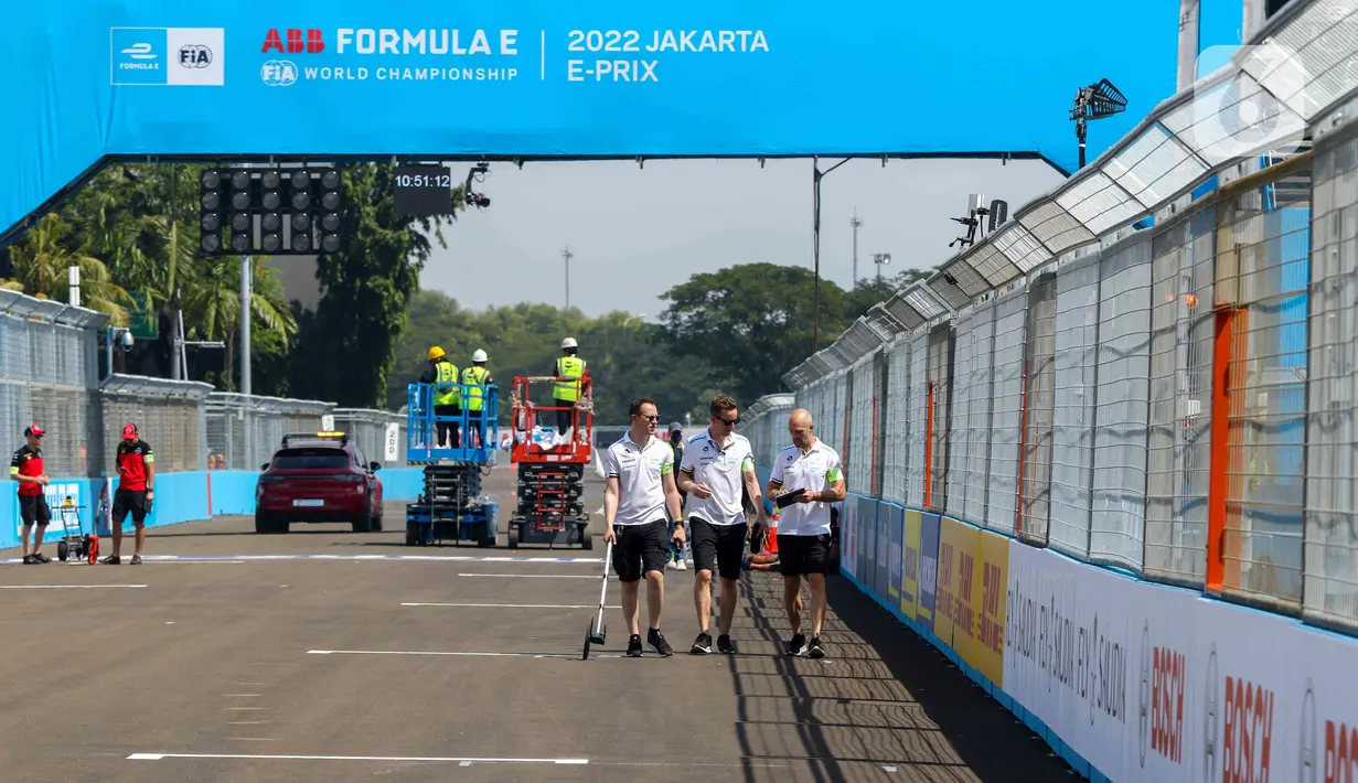 Sejumlah pembalap beserta kru tim peserta lomba balap mobil listrik Formula E melakukan persiapan dan driver track walk di lintasan sirkuit JIEC, Ancol, Pademangan, Jakarta Utara, Jumat (3/6/2022). Sesi driver track walk digunakan para pebalap dan kru untuk mengukur panjang lintasan serta adaptasi terhadap sirkuit.  (Liputan6.com/Herman Zakharia)