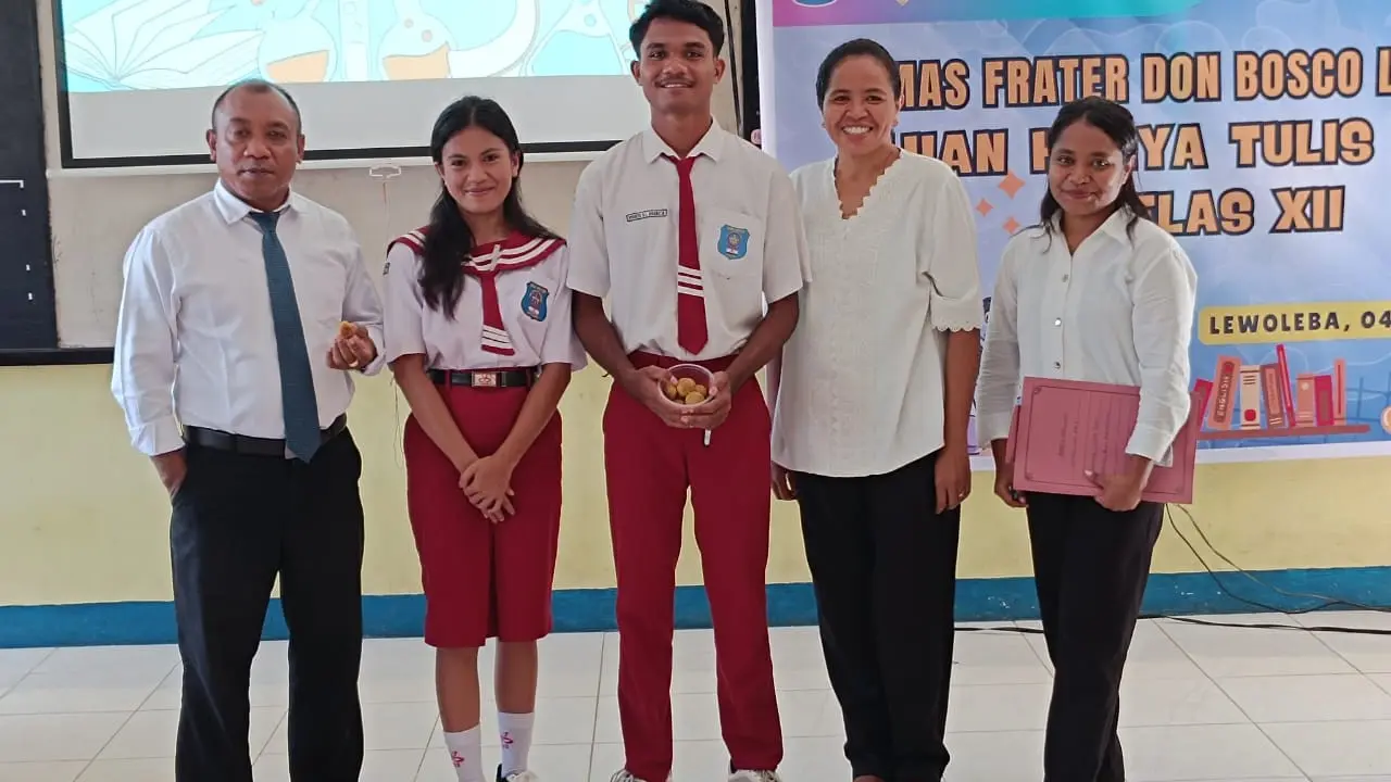 Pelajar SMA Smater Don Bosco Kabupaten Lembata, NTT, Yopiana Sifra Ardit dan Robertus Belarminus L. Hobamatan pose bersama guru-guru (Liputan6.com/Ola Keda)