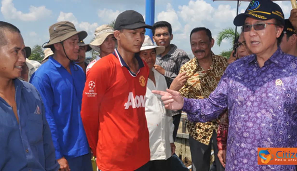 Citizen6, Kalbar: MKP Sharif C Sutadjo meninjau nelayan Vietnam yang ditahan di Dermaga Stasiun PSDKP Sungai Rengas Pontianak. (Pengirim: Efrimal Bahri)