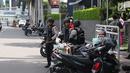 Pasukan bermotor Brimob bersiaga di sekitar Hotel Mandarin Oriental, Jakarta, Minggu (2/7). Sebanyak 410 personel gabungan Polri dan TNI disiapkan untuk mengamankan perjalanan Barack Obama menuju Bandara Halim Perdanakusuma. (Liputan6.com/Angga Yuniar)