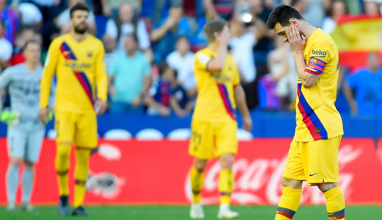 Gelandang Barcelona, Lionel Messi, tampak kecewa usai dikalahkan Levante pada laga La Liga Spanyol di Stadion Ciutat de Valencia, Valencia, Sabtu (2/11). Levante menang 3-1 atas Barcelona. (AFP/Jose Jordan)