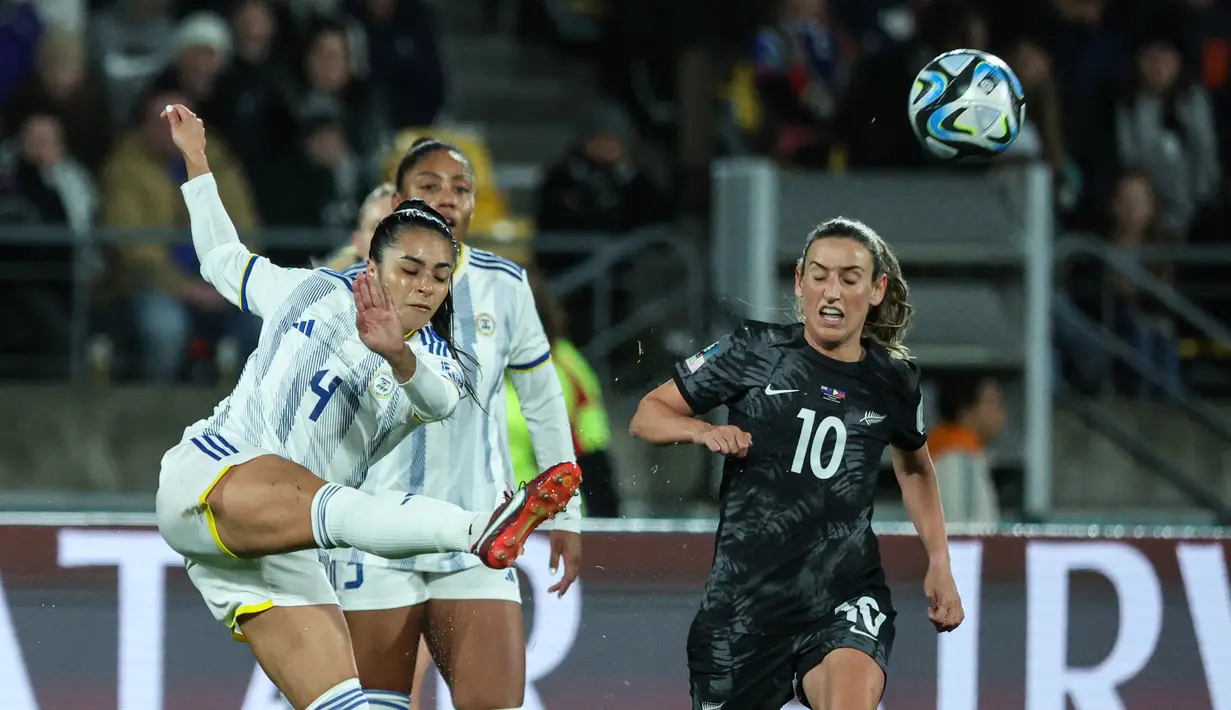Pemain Timnas Filipina putri, Jaclyn Sawicki (kiri), berhasil menghalau bola dari serangan pemain Timnas Selandia Baru, Annalie Longo (kanan), dalam pertandingan lanjutan grup A Piala Dunia Wanita 2023 yang berlangsung di Stadion Regional Wellington, Selasa (25/7/2023). (AFP/Marty Melville)