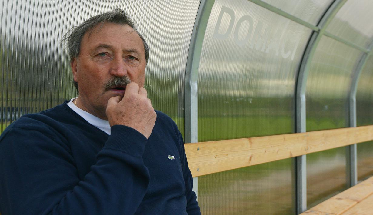 Saat ini di usianya yang menginjak 72 tahun, Antonin Panenka menjabat sebagai Presiden Klub Bohemians Praha, mantan klubnya terdahulu. Pada 7 Oktober 2020 lalu, ia sempat dinyatakan positif terjangkit Covid-19 dan mendapat perawatan intensif. (AFP/Michal Cizek)