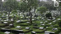 Hujan turun di Tempat Pemakaman Umum (TPU) Karet Bivak, Jakarta, Minggu (27/6/2021). Pemerintah Provinsi DKI Jakarta membatasi aktivitas dan kunjungan ke TPU hingga 5 Juli 2021 untuk menekan penularan COVID-19. (Liputan6.com/Faizal Fanani)