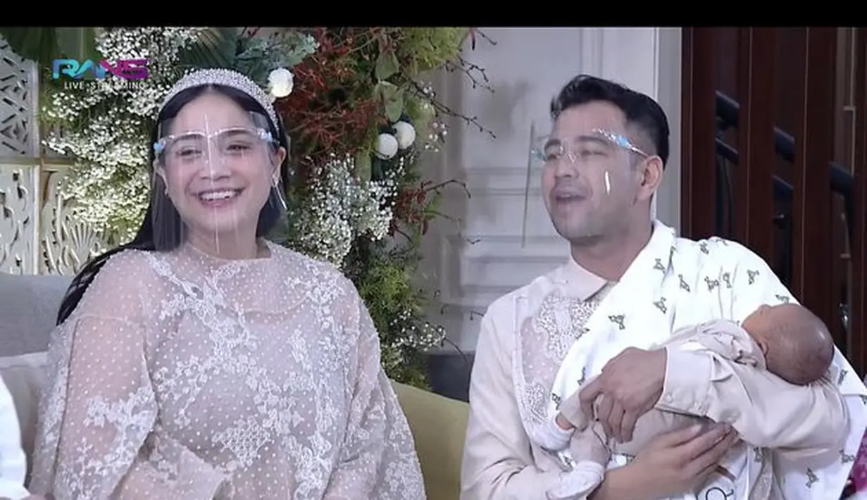 Raffi Ahmad, Nagita Slavina, Rafathar, terlihat mengenakan busana dari desainer tanah air, Sapto Djodjokartiko. (Foto: Kapanlagi)