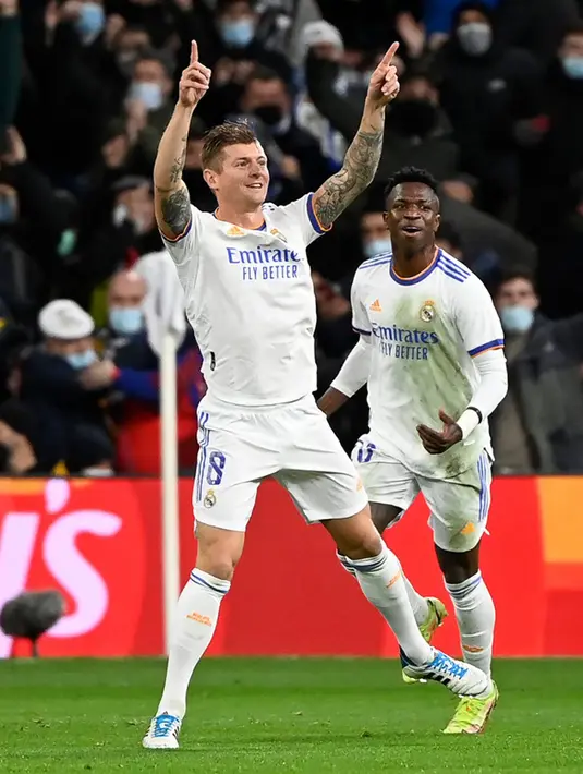 Pemain Real Madrid Toni Kroos (kiri) melakukan selebrasi usai mencetak gol ke gawang Inter Milan pada pertandingan sepak bola Grup D Liga Champions di Stadion Santiago Bernabeu, Madrid, Spanyol, 7 Desember 2021. Real Madrid menang 2-0. (PIERRE-PHILIPPE MARCOU/AFP)