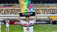 Welber Jardim ketika menjuarai sebuah turnamen usia muda bersama klub Brasil, Sao Paulo. (Instagram/welber07official)