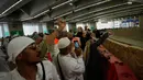 Jemaah Muslim melemparkan kerikil ke tiang-tiang sebagai simbol pelemparan batu ke setan pada hari kedua ritual, salah satu upacara terakhir ibadah haji tahunan, di Mina, Arab Saudi, Kamis 28 Mei 2026. (AP Photo/Altaf Qadri)