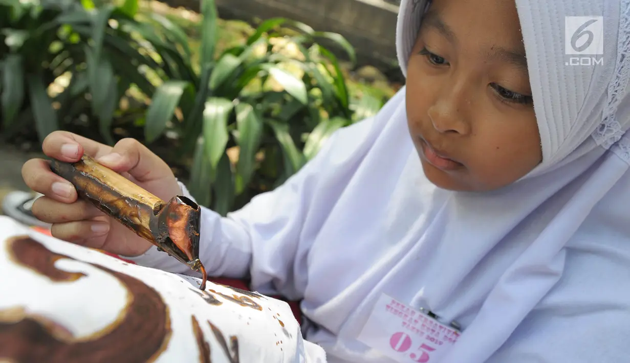 Seorang pelajar mengikuti lomba membatik tingkat SD di Lapangan Ekspresi, Sempur, Bogor, Kamis (2/5/2019). Kegiatan yang diikuti 18 peserta hasil seleksi dari tingkat kecamatan se-Kodya Bogor ini dalam rangka memperingati Hari Pendidikan Nasional yang jatuh pada 2 Mei. (merdeka.com/Arie Basuki)