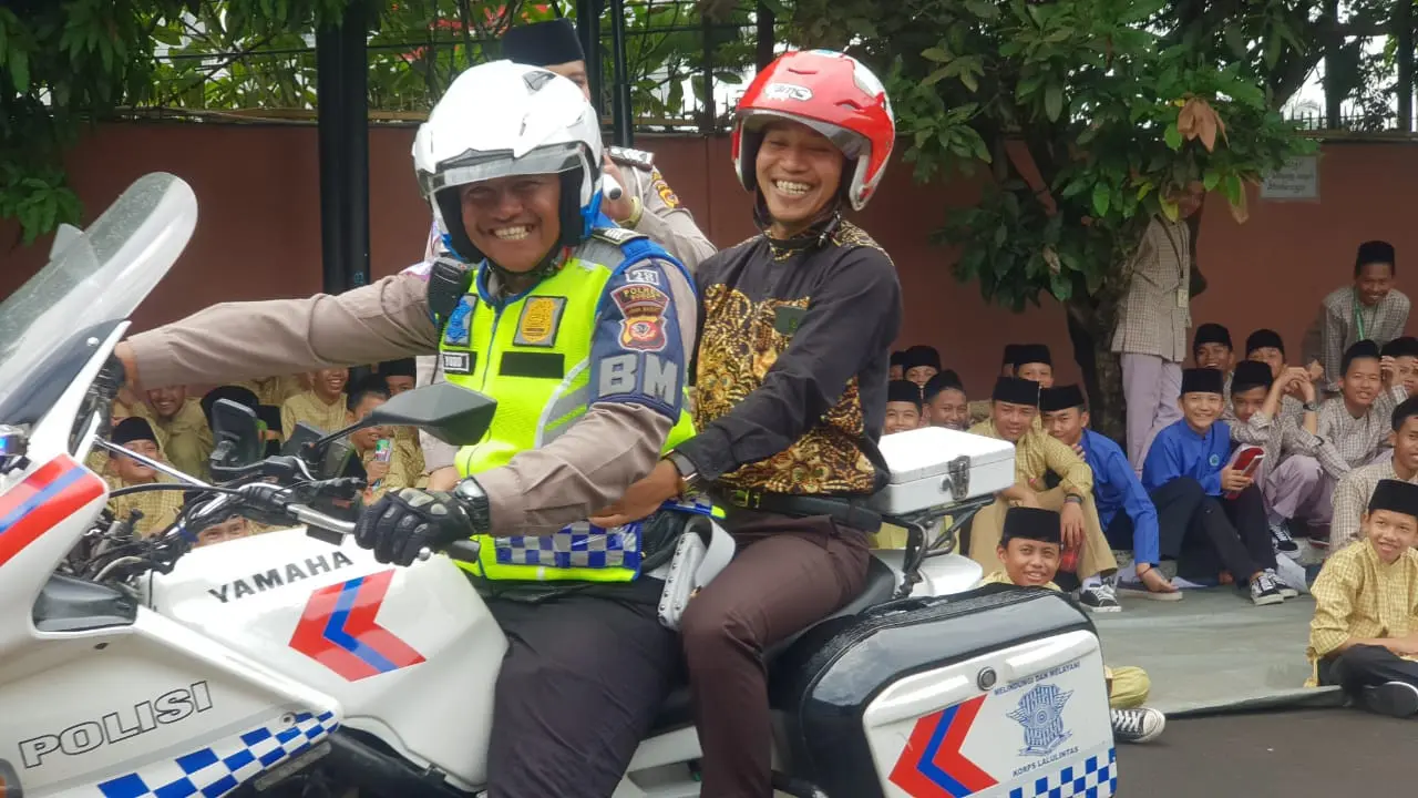 Sekitar 3.000 santri dan santriwati Pondok Pesantren Nurul Furqon Kabupaten Bogor ikut serta mendukung keselamatan berlalu lintas, Sabtu, 9 Maret 2019.