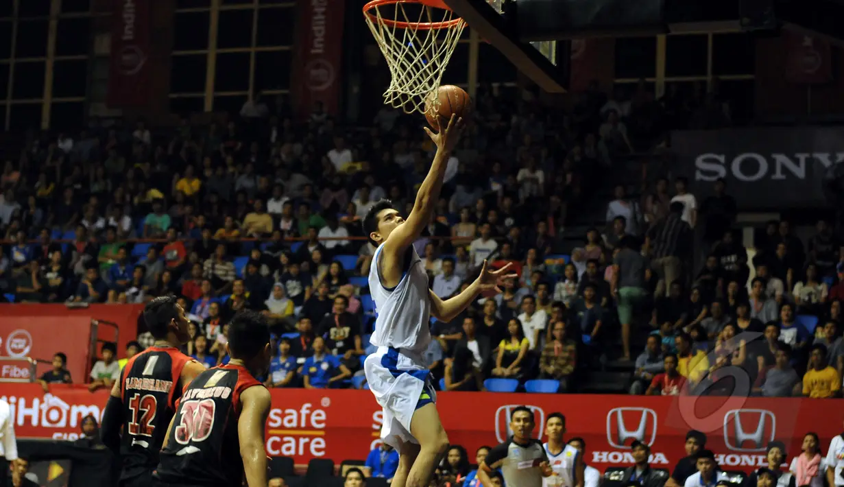 Pebasket SM Britama, Bonanza Siregar melompat mencoba memasukkan bola ke jala tim Aspac Jakarta saat berlaga di NBL Championship 2015 di Jakarta, Senin (4/5/2015). SM Britama unggul 59-53 atas Aspac Jakarta. (Liputan6.com/Helmi Fithriansyah)