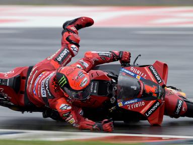 Pembalap Ducati Lenovo, Francesco Bagnaia mengalami nasib sial dalam balapan MotoGP Argentina di Sirkuit Termas de Rio Hondo pada Senin (3/4/2023) dini hari WIB. (AFP/Juan Mabromata)