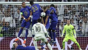 Penyerang Real Madrid asal Prancis bernomor punggung 10, Kylian Mbappe, mengambil tendangan bebas selama pertandingan pekan ke-7 Phasre League UEFA Champions League antara Real Madrid CF dan AS Monaco di Stadion Santiago Bernabeu di Madrid pada Rabu (21-1-2026) dini hari WIB.
(Pierre-Philippe MARCOU/AFP)